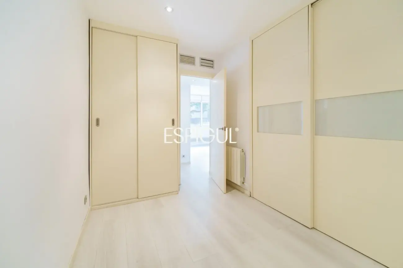 Spacious property with communal pool and garden in Les Corts
