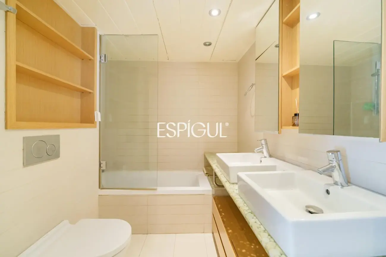 Spacious property with communal pool and garden in Les Corts