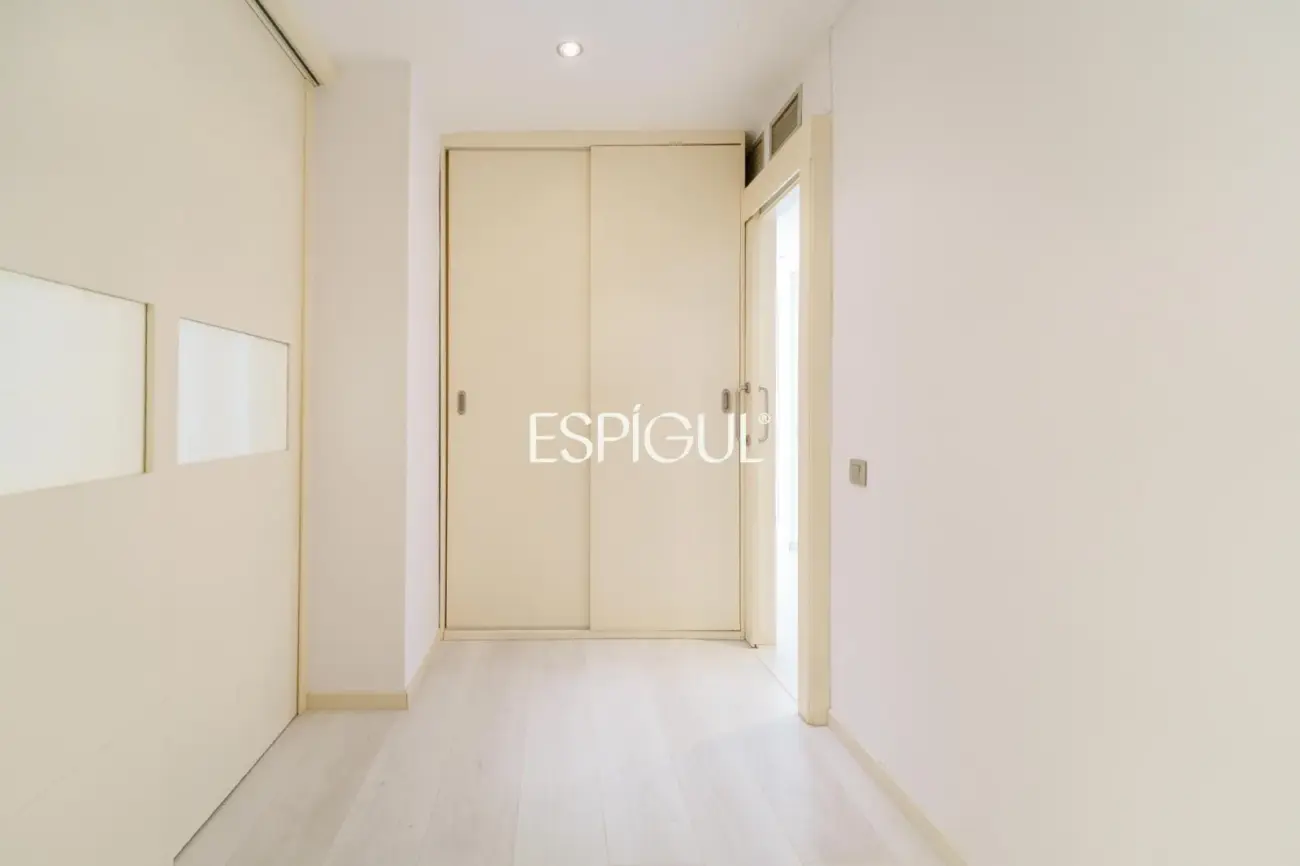 Spacious property with communal pool and garden in Les Corts