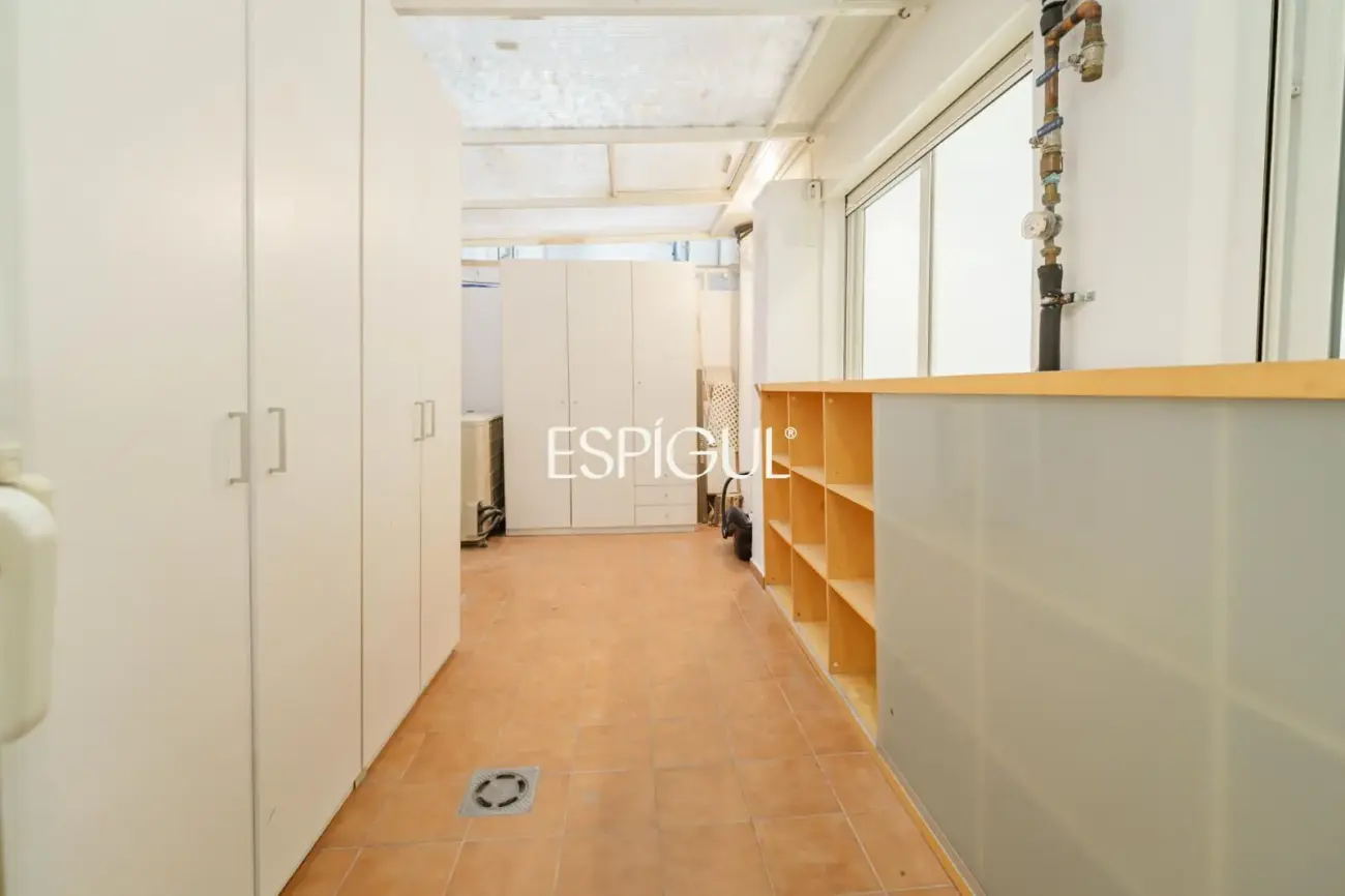 Spacious property with communal pool and garden in Les Corts