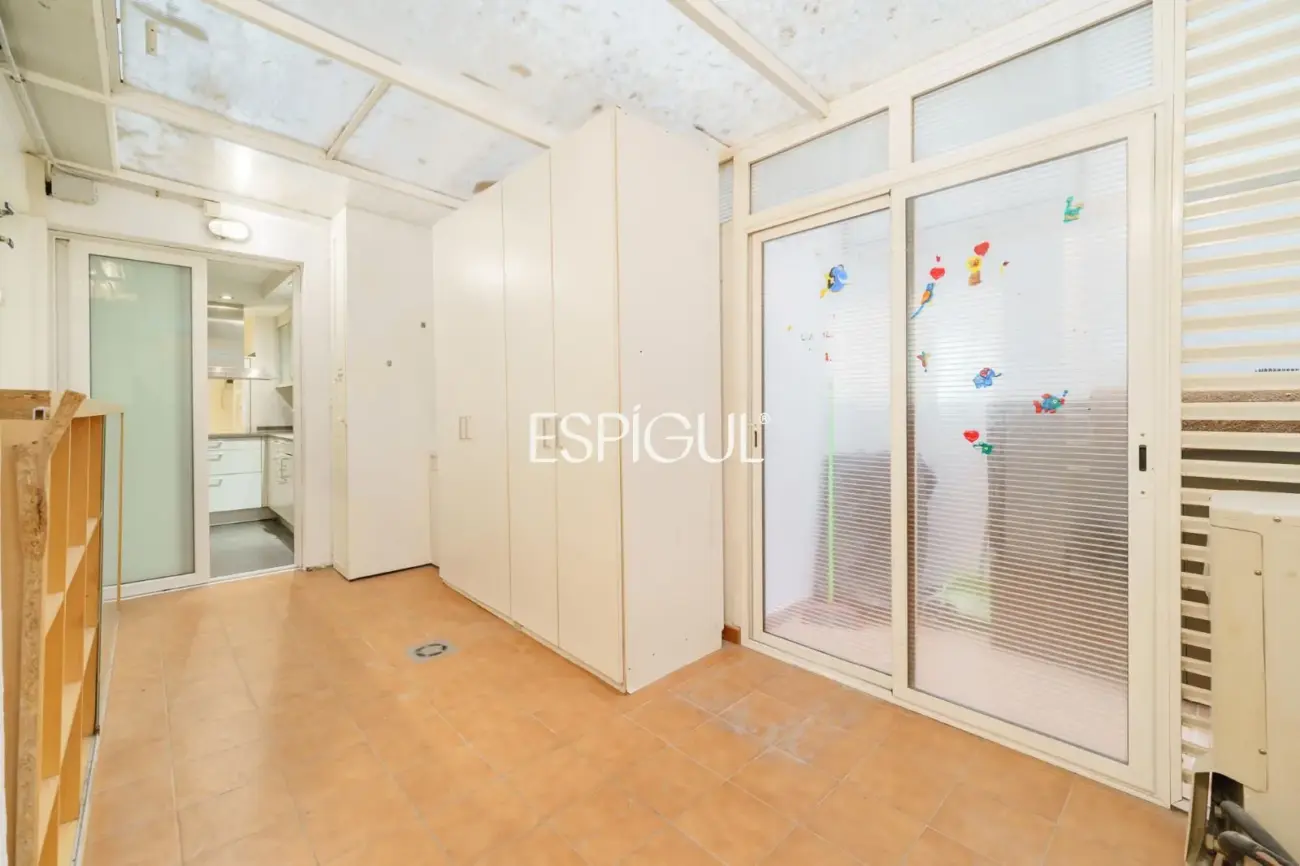 Spacious property with communal pool and garden in Les Corts
