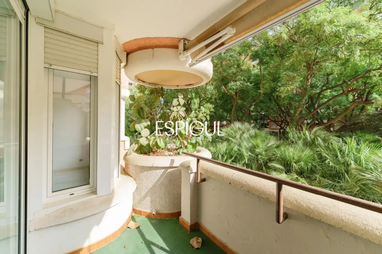 Spacious property with communal pool and garden in Les Corts