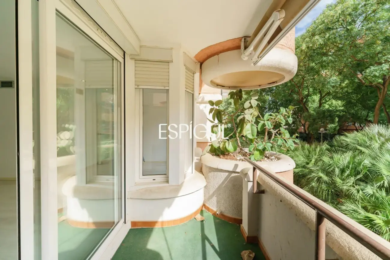 Spacious property with communal pool and garden in Les Corts