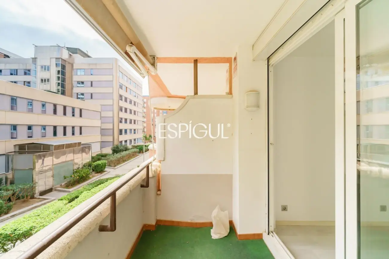 Spacious property with communal pool and garden in Les Corts