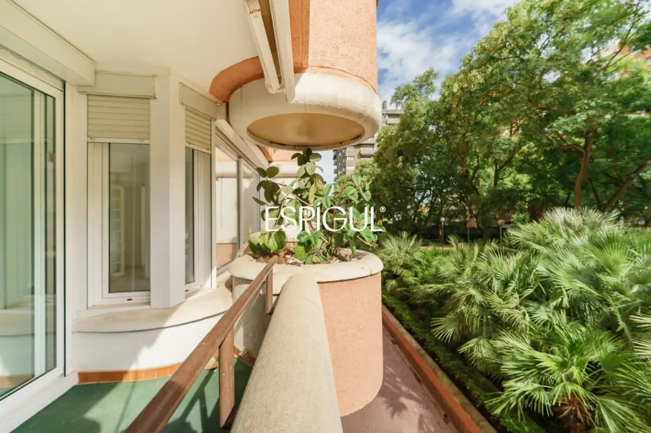 Spacious property with communal pool and garden in Les Corts