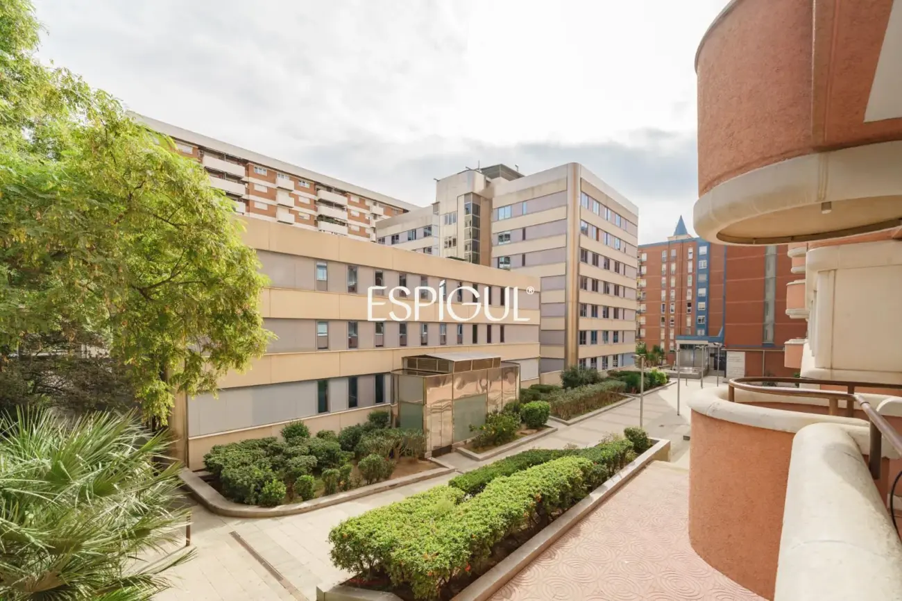 Spacious property with communal pool and garden in Les Corts