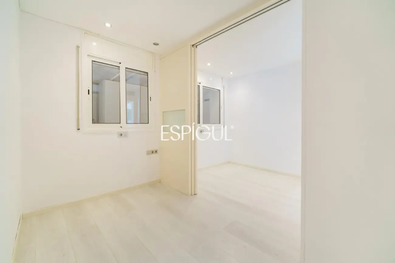 Spacious property with communal pool and garden in Les Corts