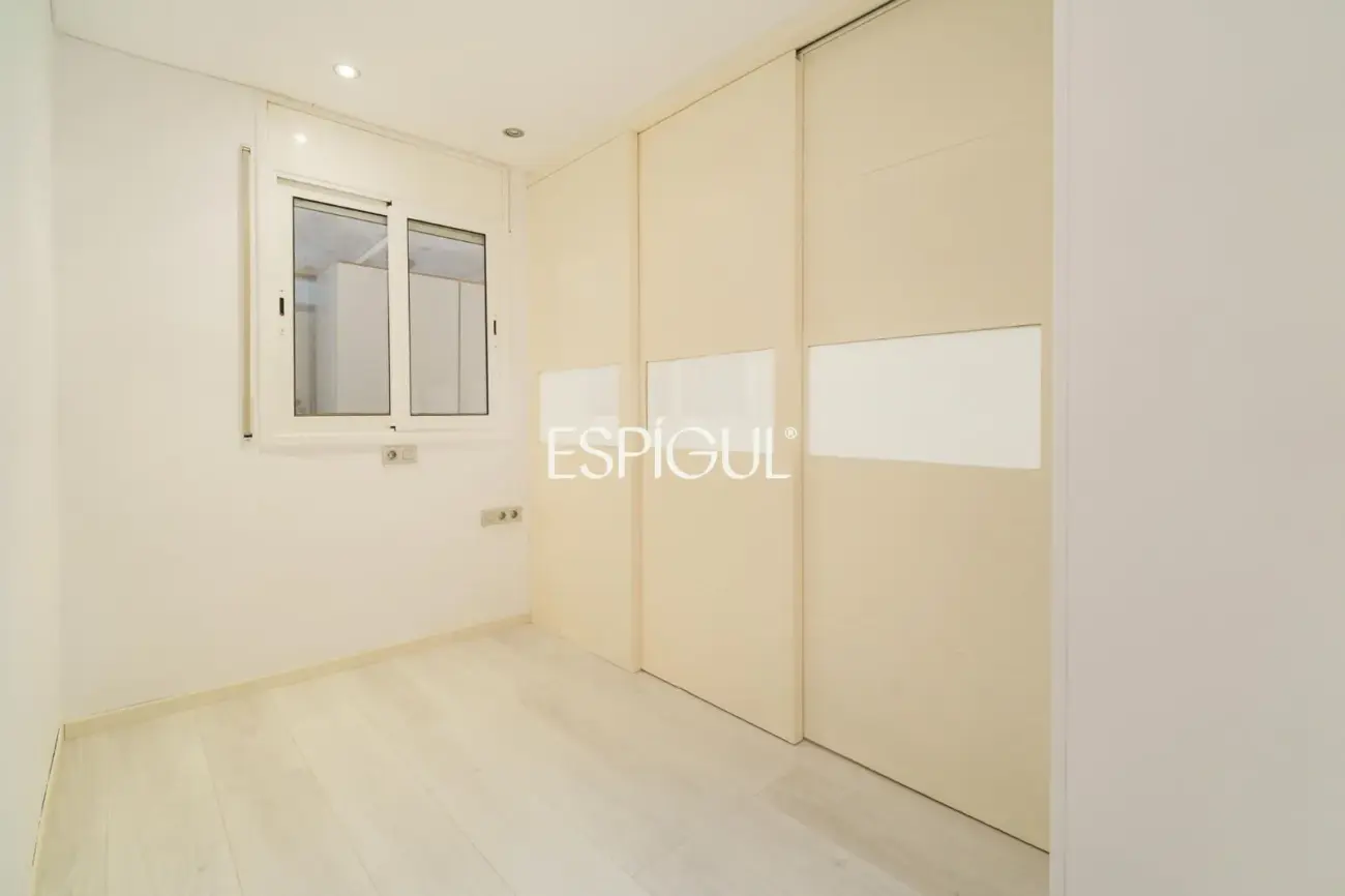 Spacious property with communal pool and garden in Les Corts