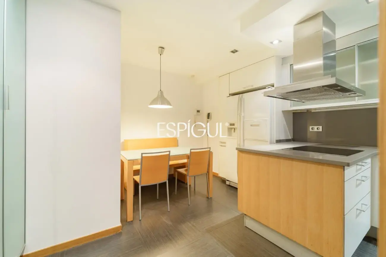 Spacious property with communal pool and garden in Les Corts