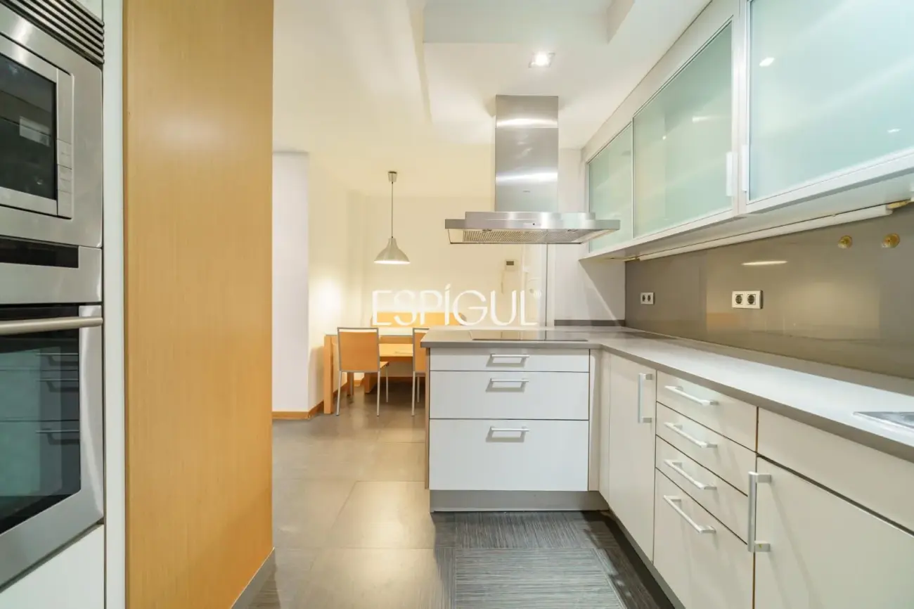 Spacious property with communal pool and garden in Les Corts