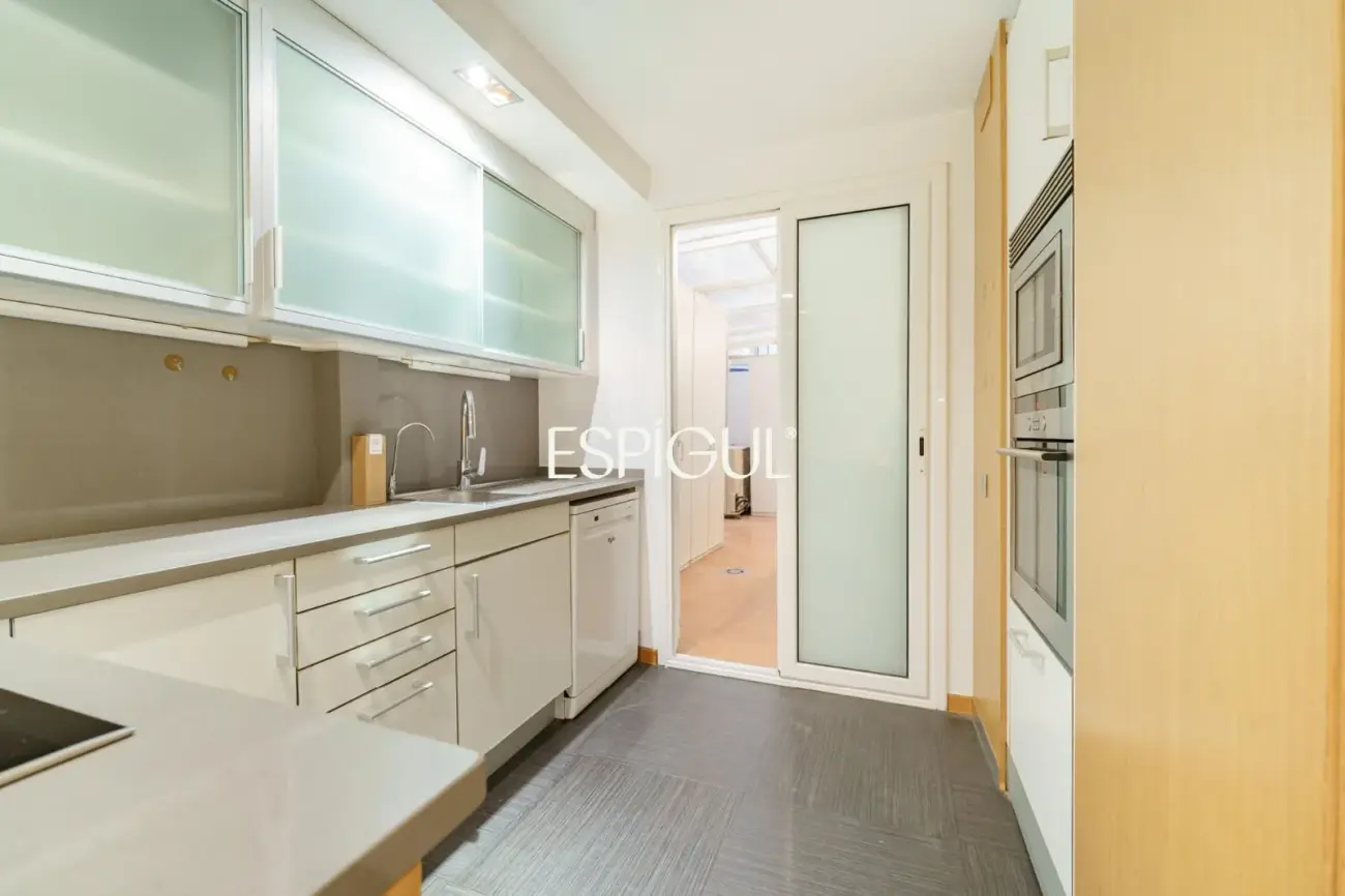Spacious property with communal pool and garden in Les Corts
