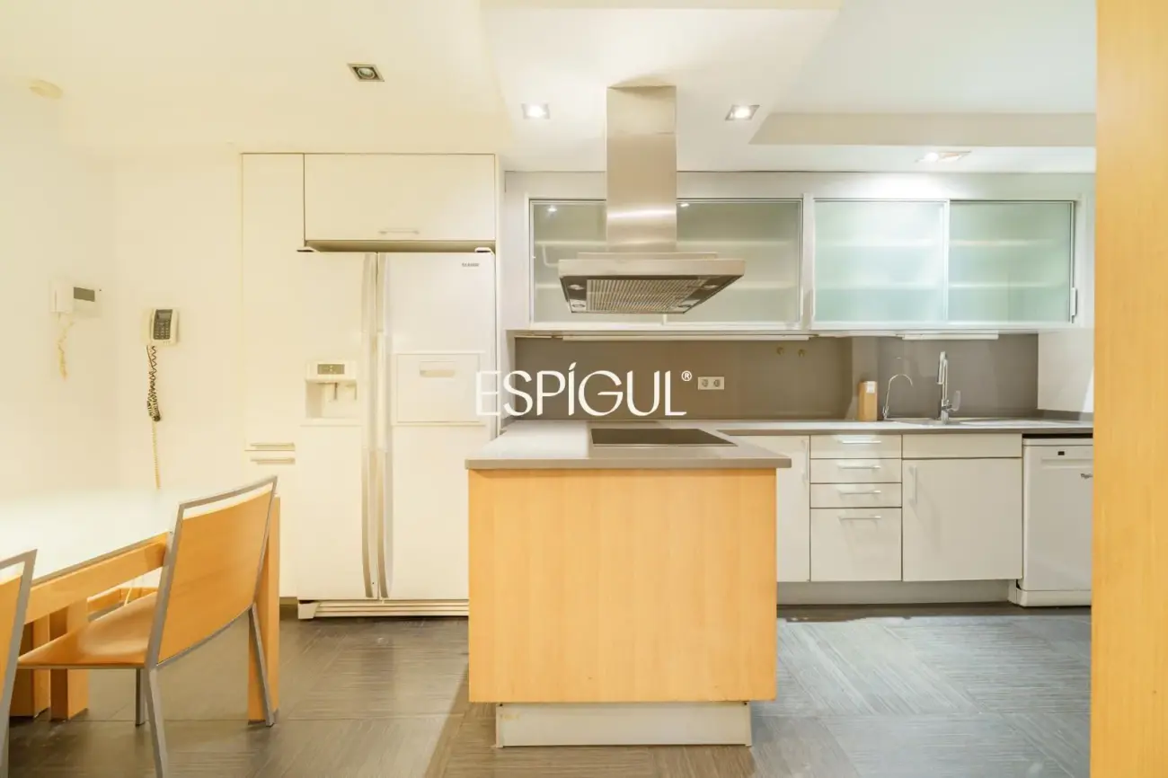 Spacious property with communal pool and garden in Les Corts