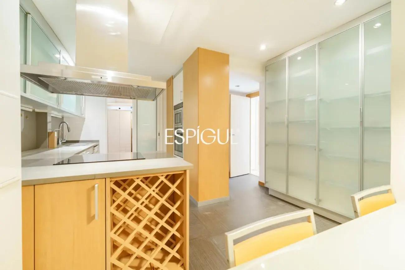 Spacious property with communal pool and garden in Les Corts
