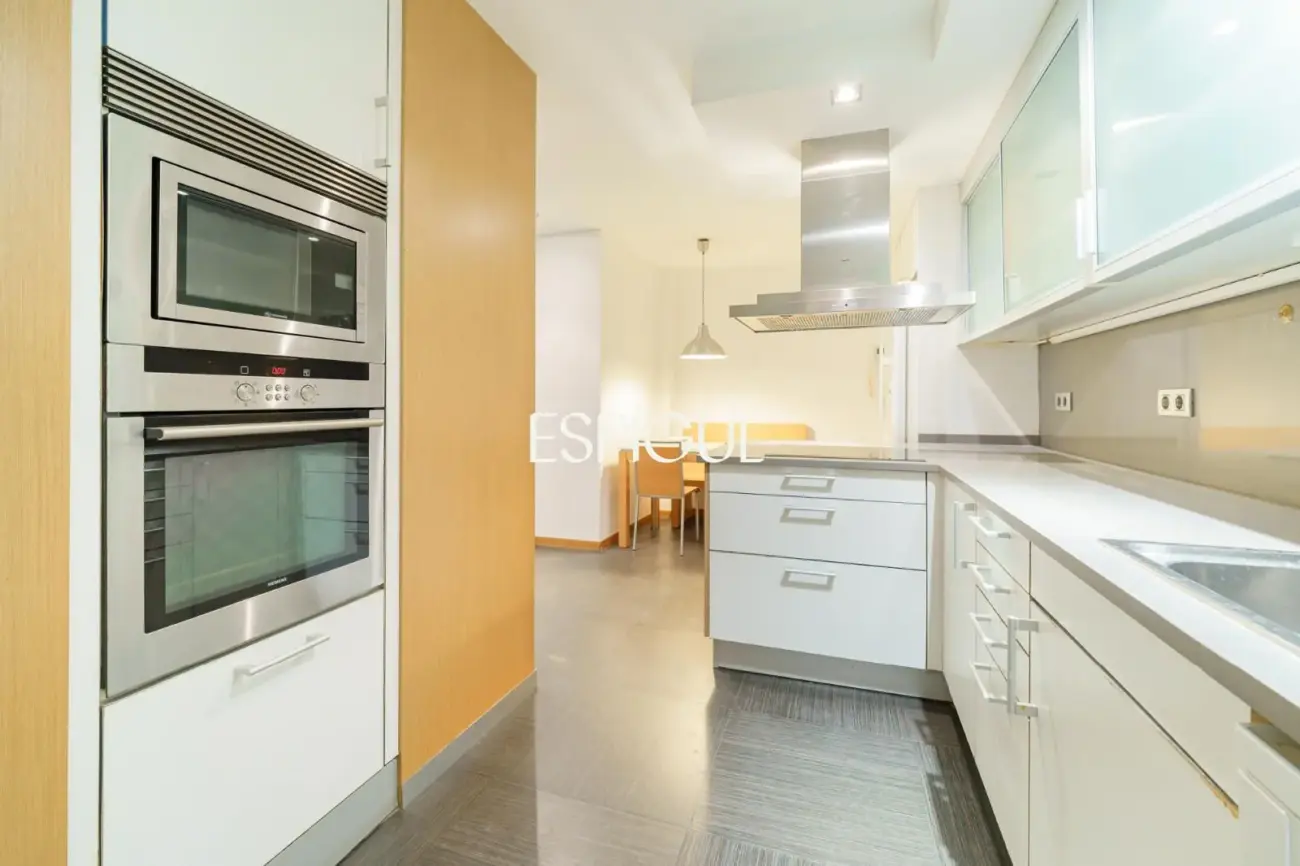 Spacious property with communal pool and garden in Les Corts