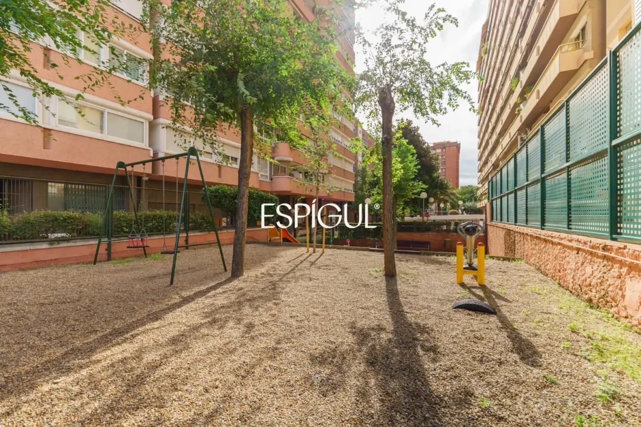 Spacious property with communal pool and garden in Les Corts