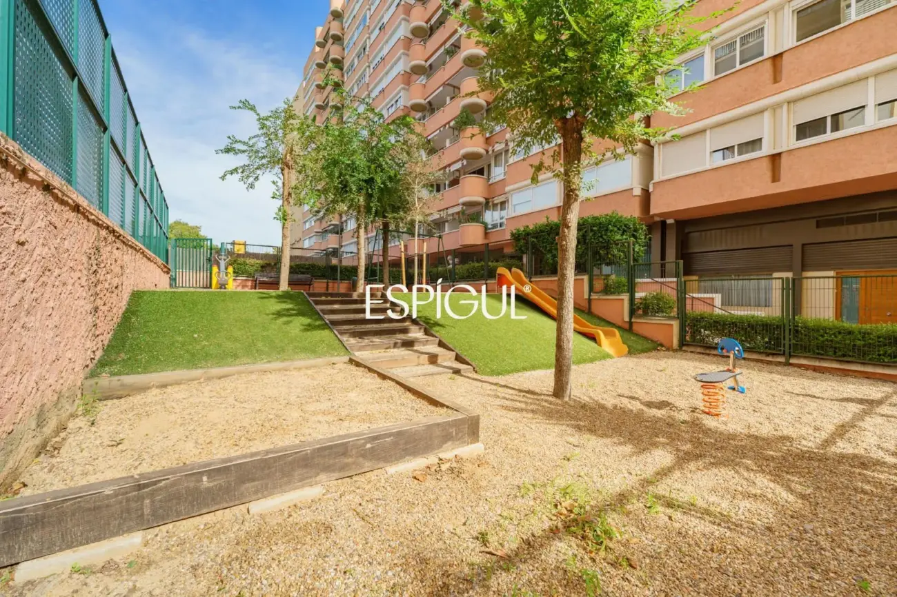 Spacious property with communal pool and garden in Les Corts