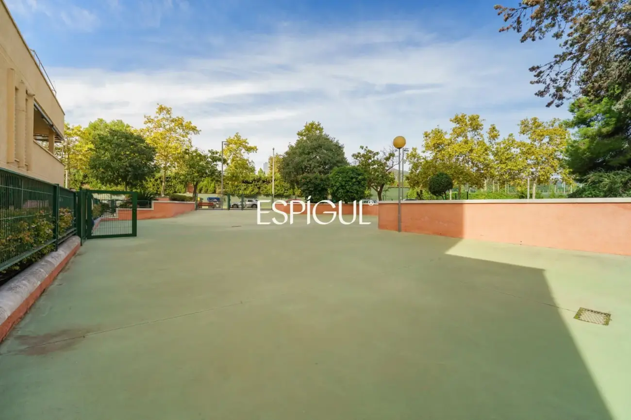 Spacious property with communal pool and garden in Les Corts