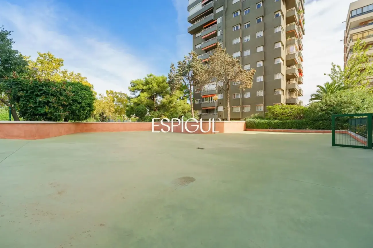Spacious property with communal pool and garden in Les Corts