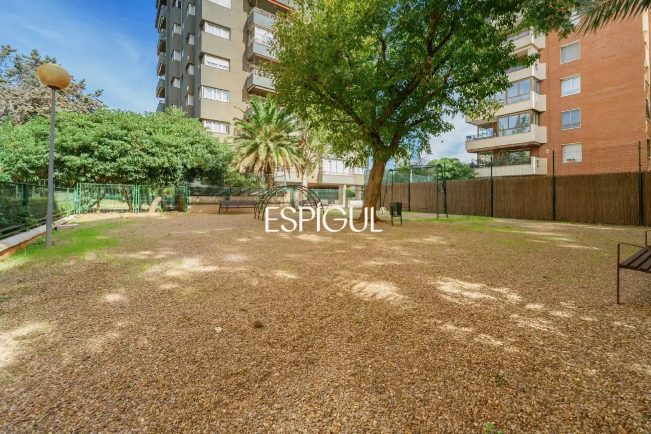 Spacious property with communal pool and garden in Les Corts