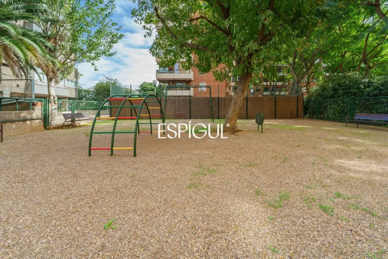 Spacious property with communal pool and garden in Les Corts