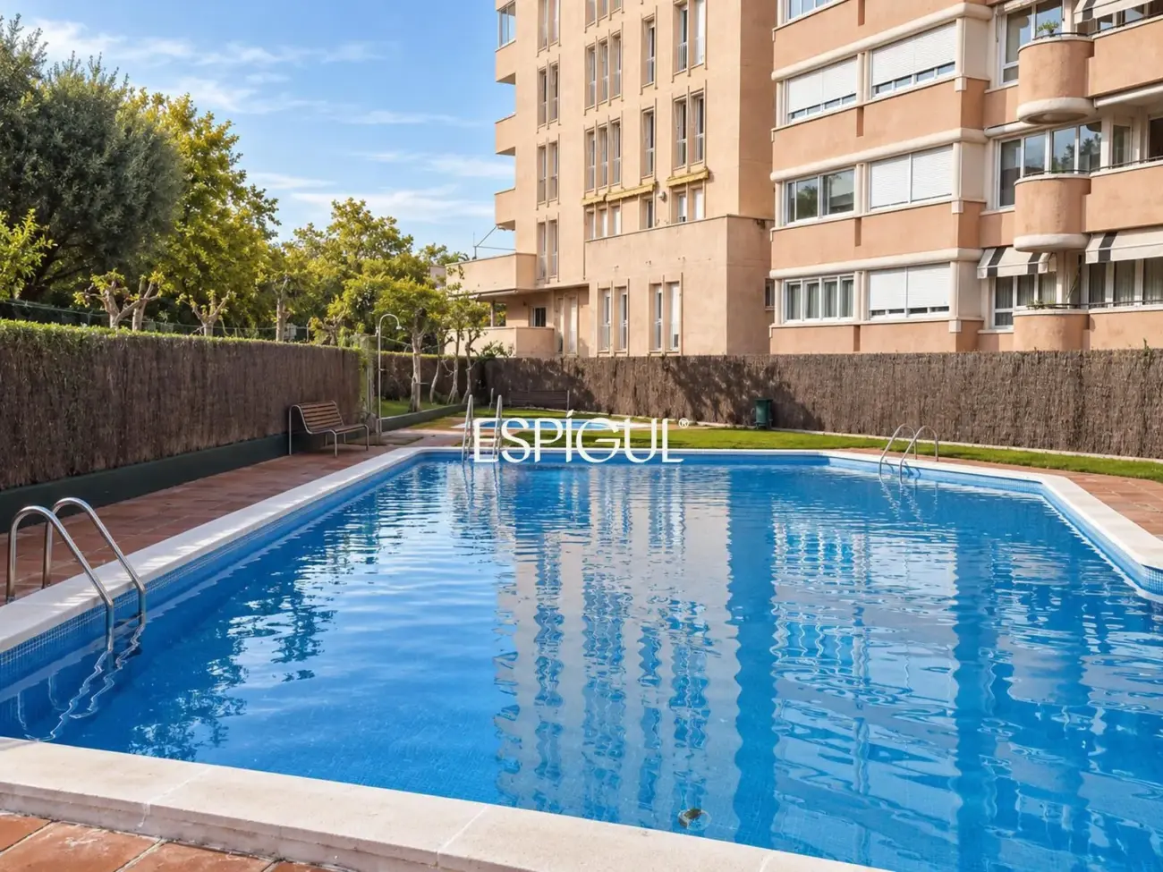 Spacious property with communal pool and garden in Les Corts