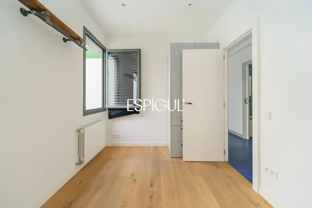 Renovated penthouse with private terrace and sea views in the heart of Barcelona