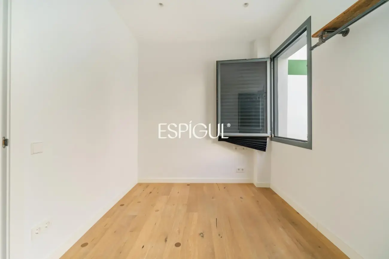 Renovated penthouse with private terrace and sea views in the heart of Barcelona
