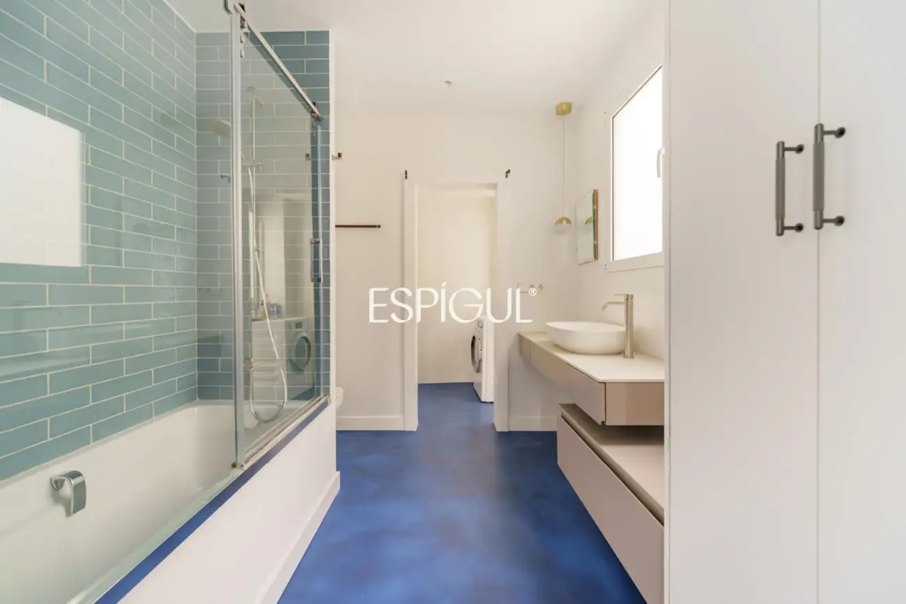 Renovated penthouse with private terrace and sea views in the heart of Barcelona