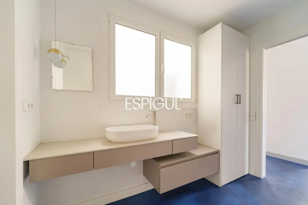 Renovated penthouse with private terrace and sea views in the heart of Barcelona