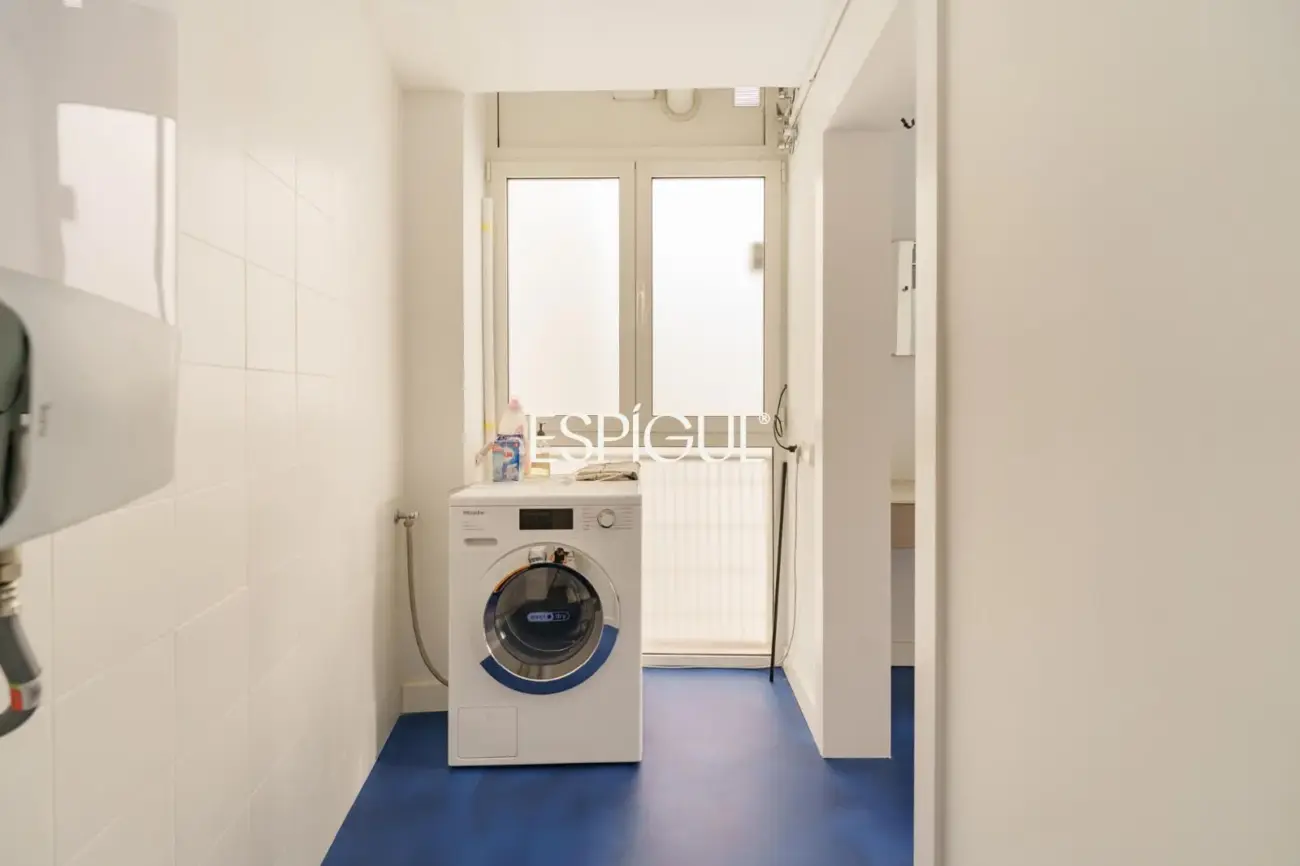 Renovated penthouse with private terrace and sea views in the heart of Barcelona