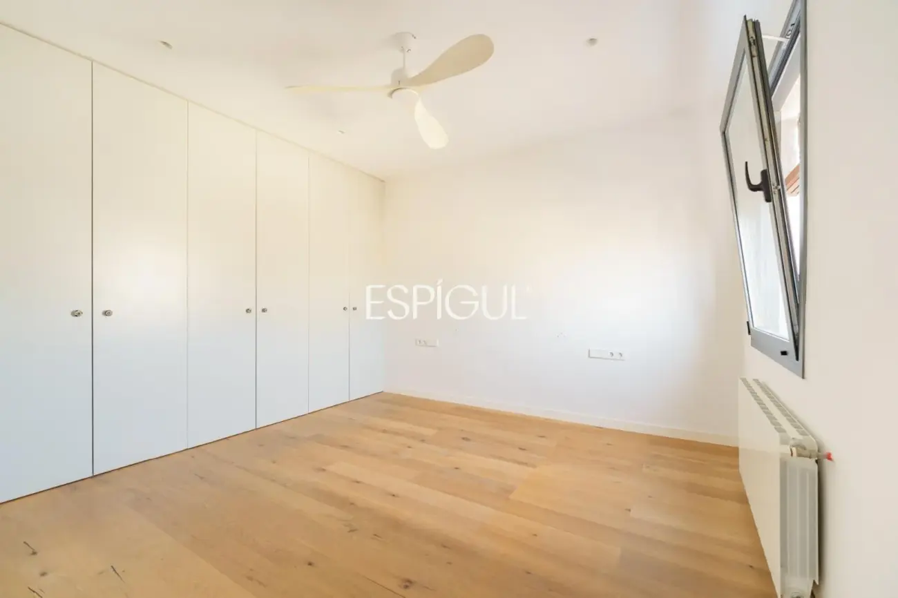 Renovated penthouse with private terrace and sea views in the heart of Barcelona