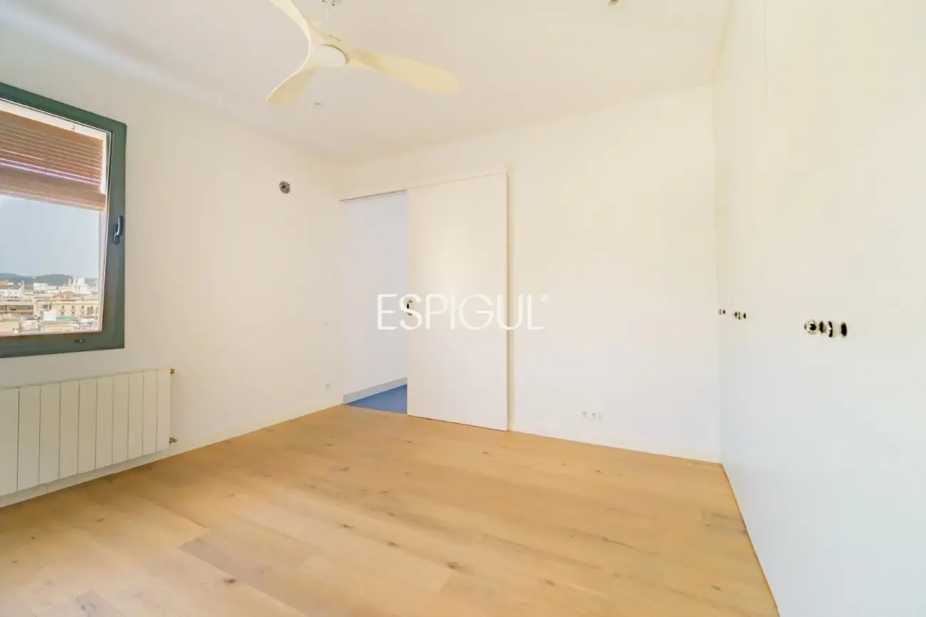 Renovated penthouse with private terrace and sea views in the heart of Barcelona