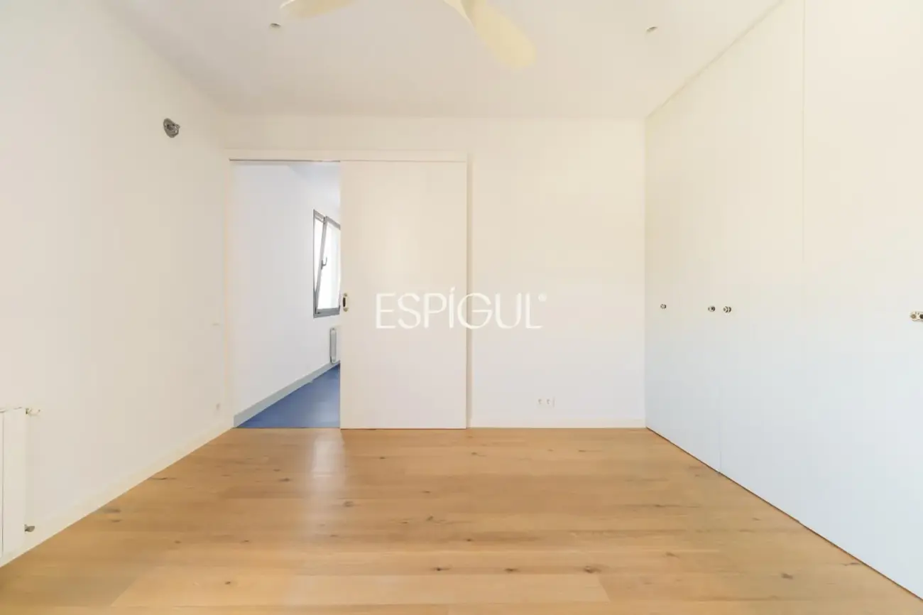 Renovated penthouse with private terrace and sea views in the heart of Barcelona