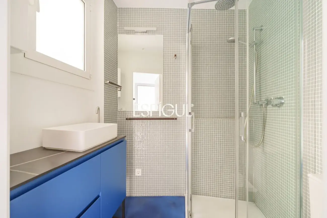 Renovated penthouse with private terrace and sea views in the heart of Barcelona