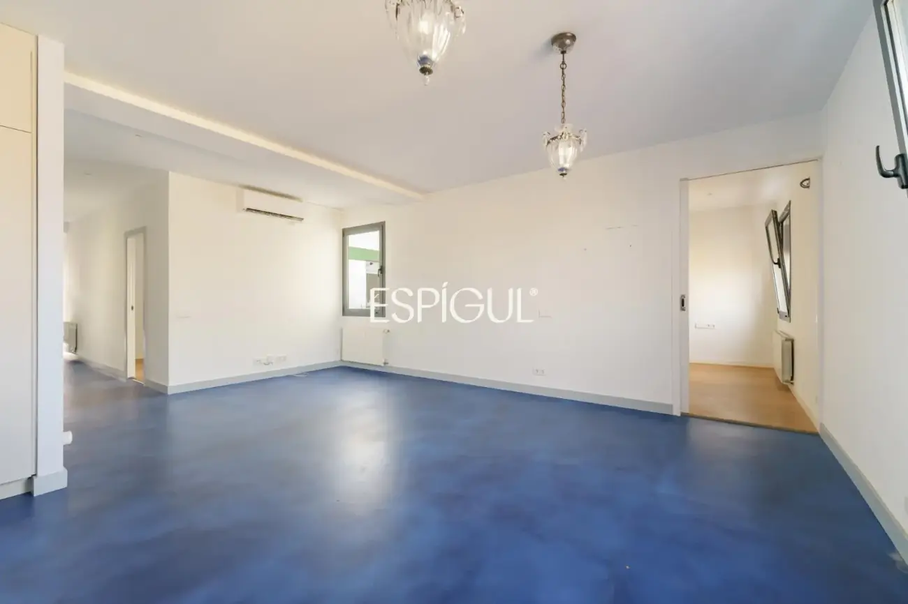 Renovated penthouse with private terrace and sea views in the heart of Barcelona