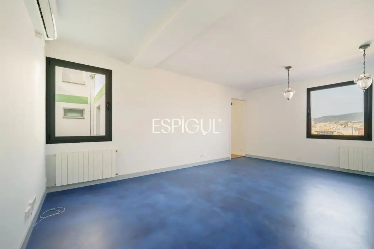 Renovated penthouse with private terrace and sea views in the heart of Barcelona