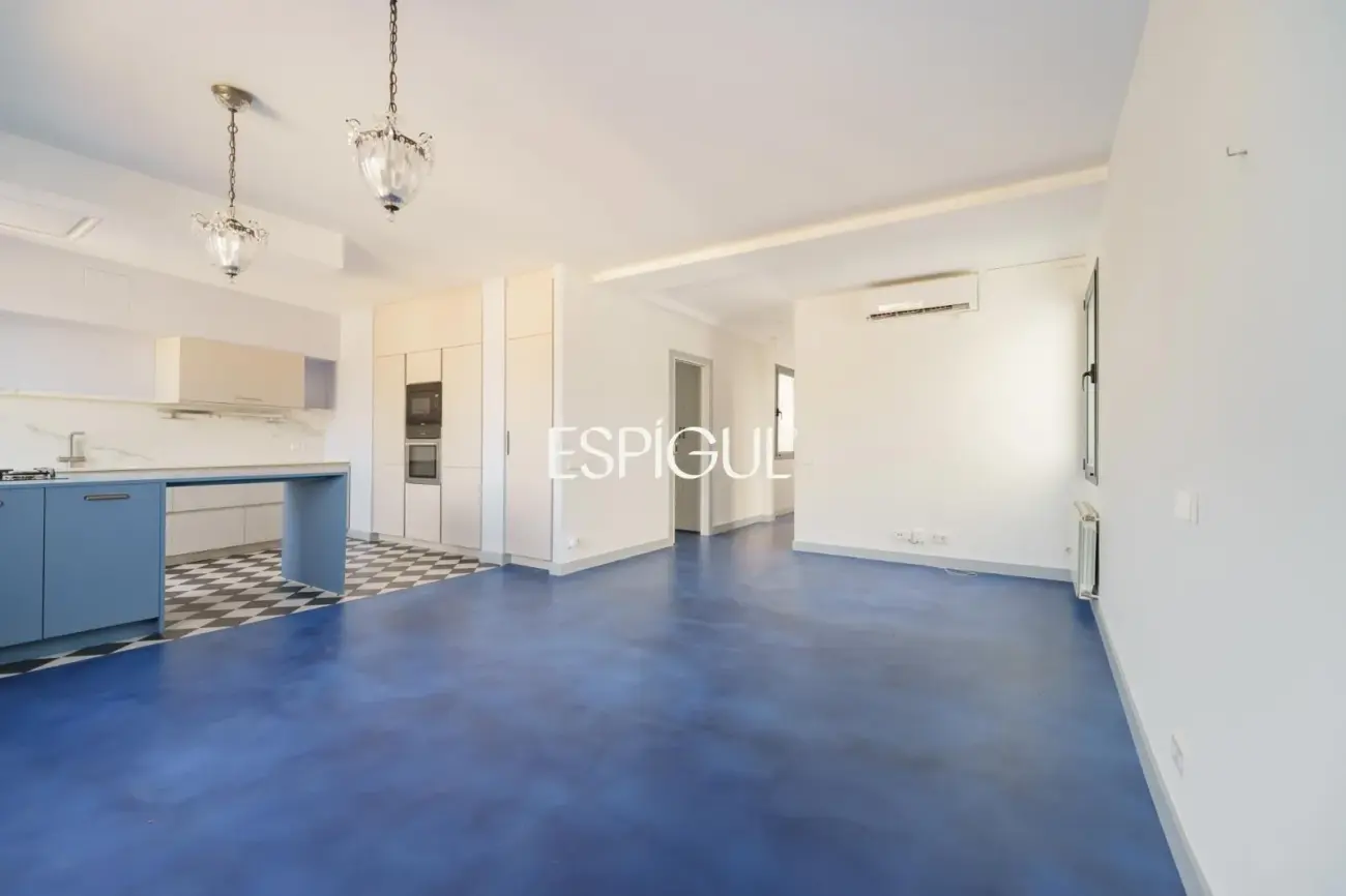 Renovated penthouse with private terrace and sea views in the heart of Barcelona