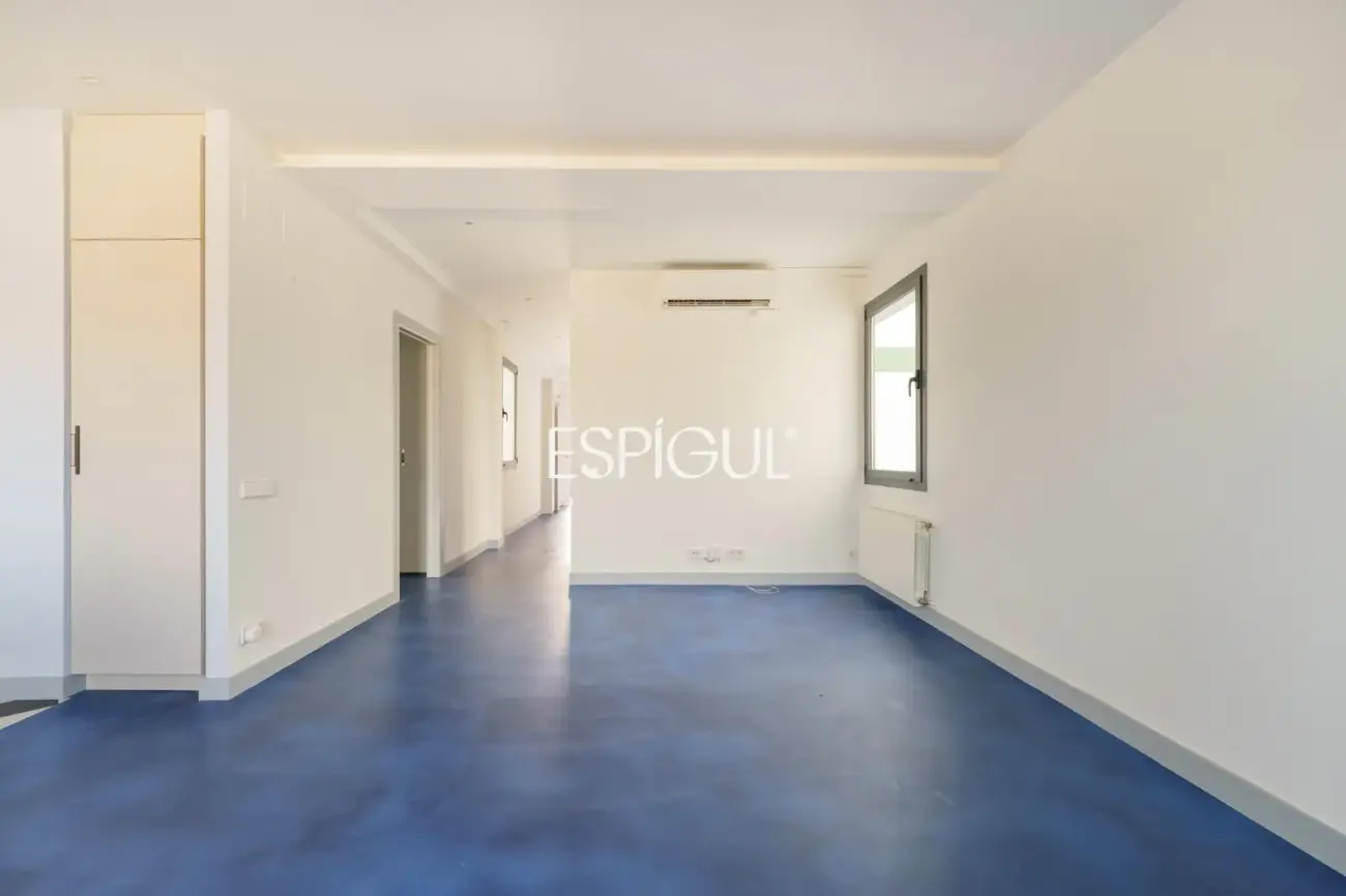 Renovated penthouse with private terrace and sea views in the heart of Barcelona