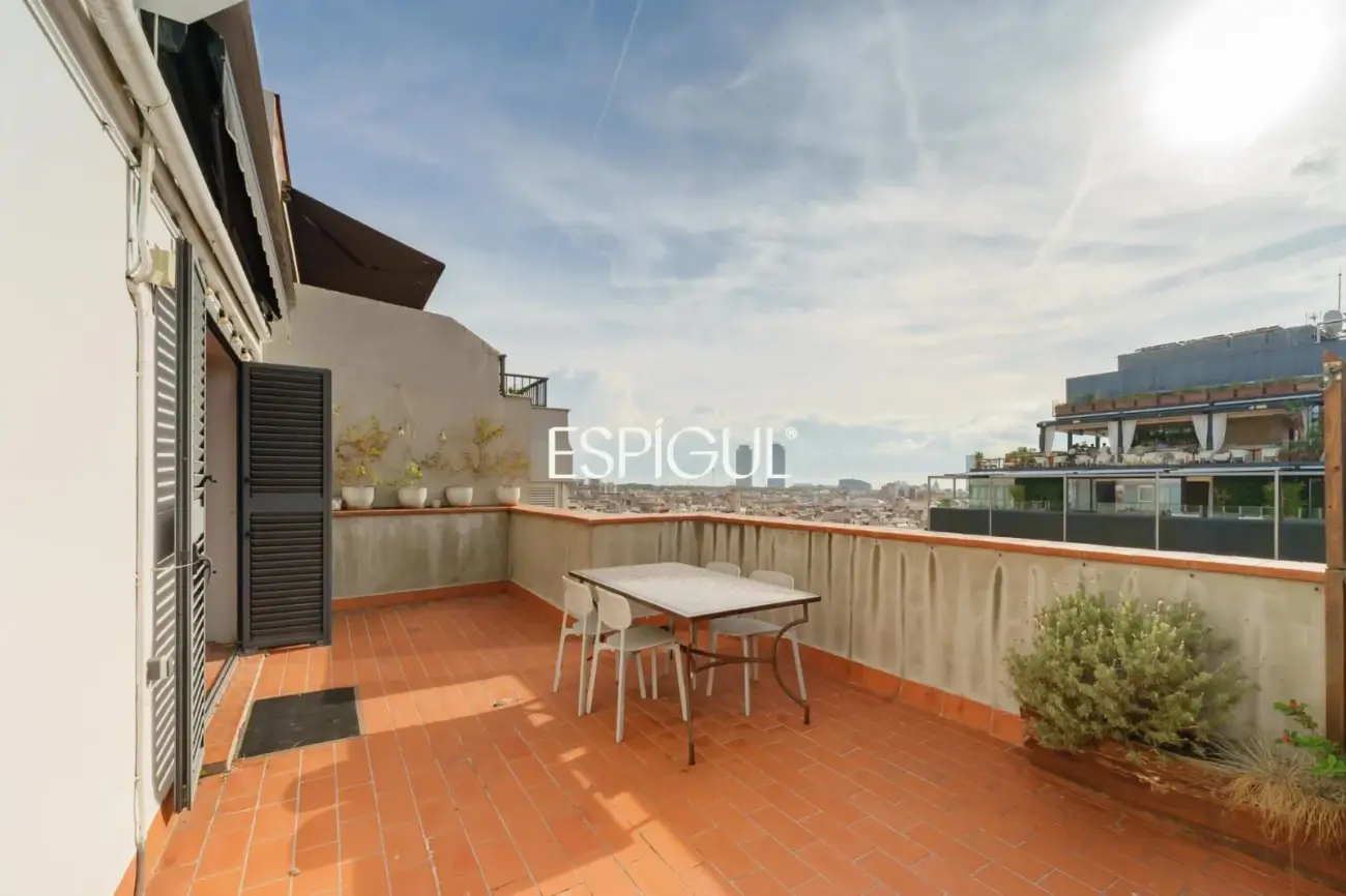 Renovated penthouse with private terrace and sea views in the heart of Barcelona