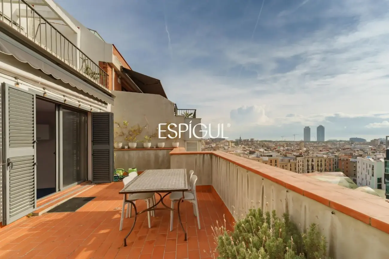Renovated penthouse with private terrace and sea views in the heart of Barcelona
