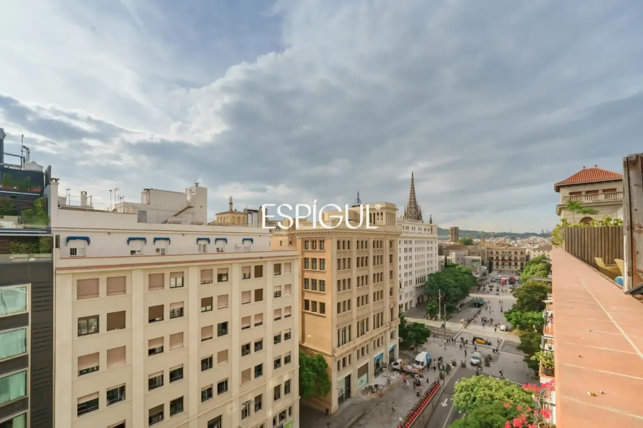 Renovated penthouse with private terrace and sea views in the heart of Barcelona