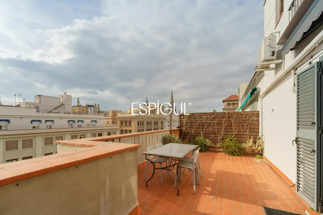 Renovated penthouse with private terrace and sea views in the heart of Barcelona