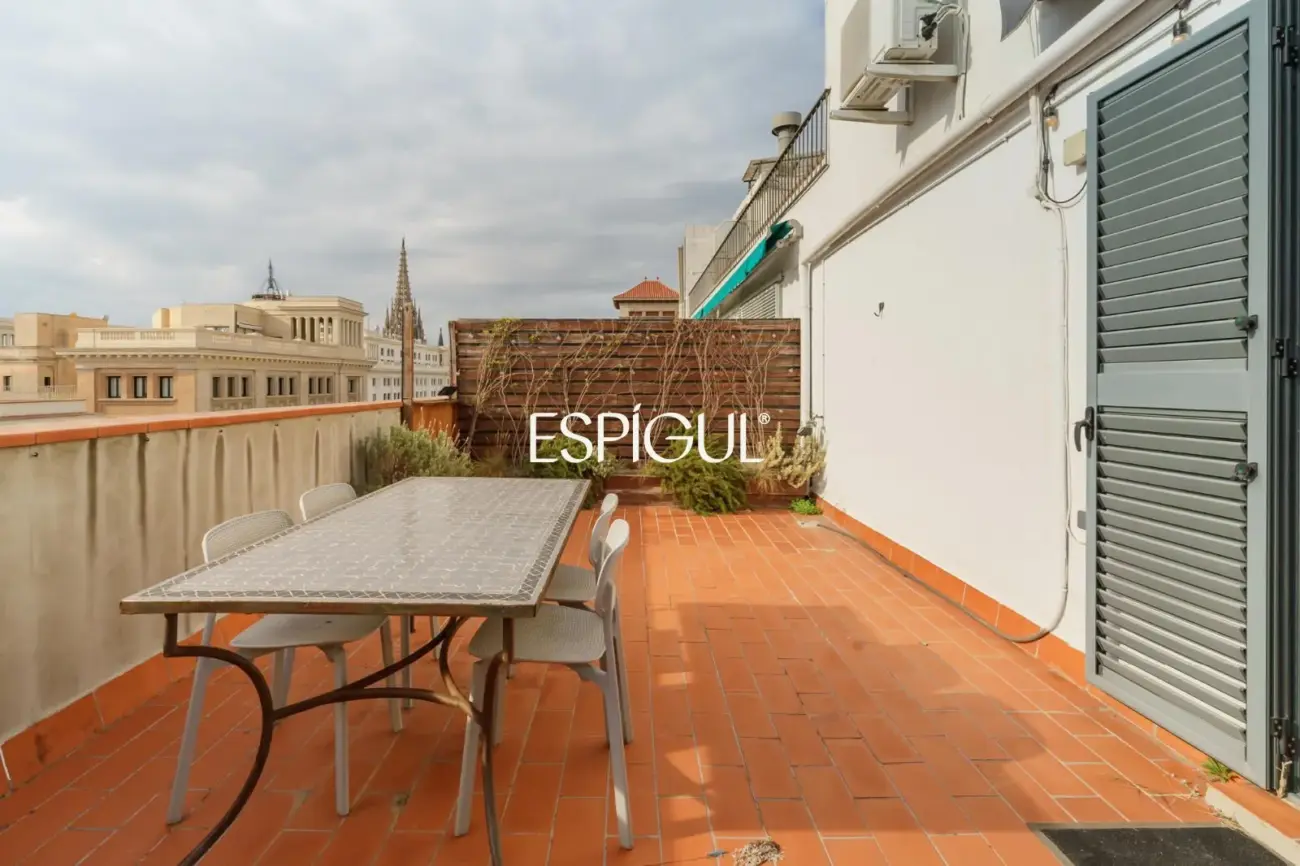 Renovated penthouse with private terrace and sea views in the heart of Barcelona