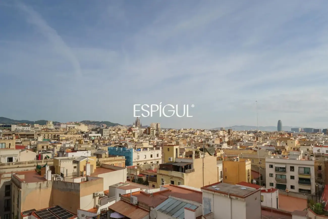 Renovated penthouse with private terrace and sea views in the heart of Barcelona