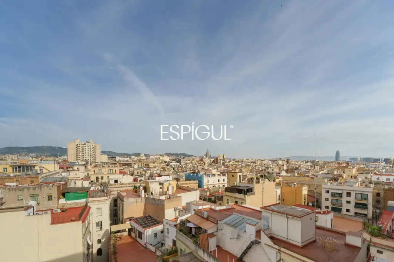 Renovated penthouse with private terrace and sea views in the heart of Barcelona