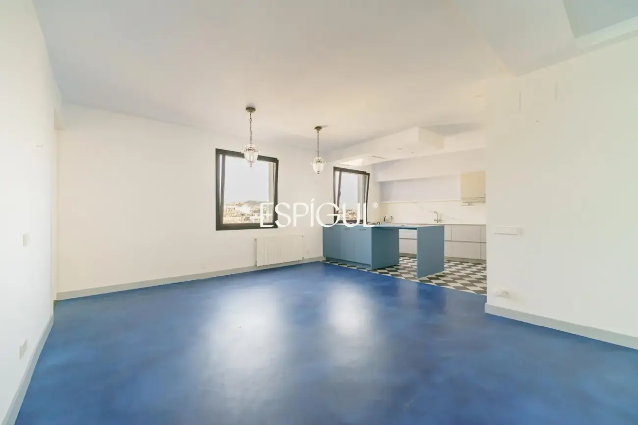 Renovated penthouse with private terrace and sea views in the heart of Barcelona