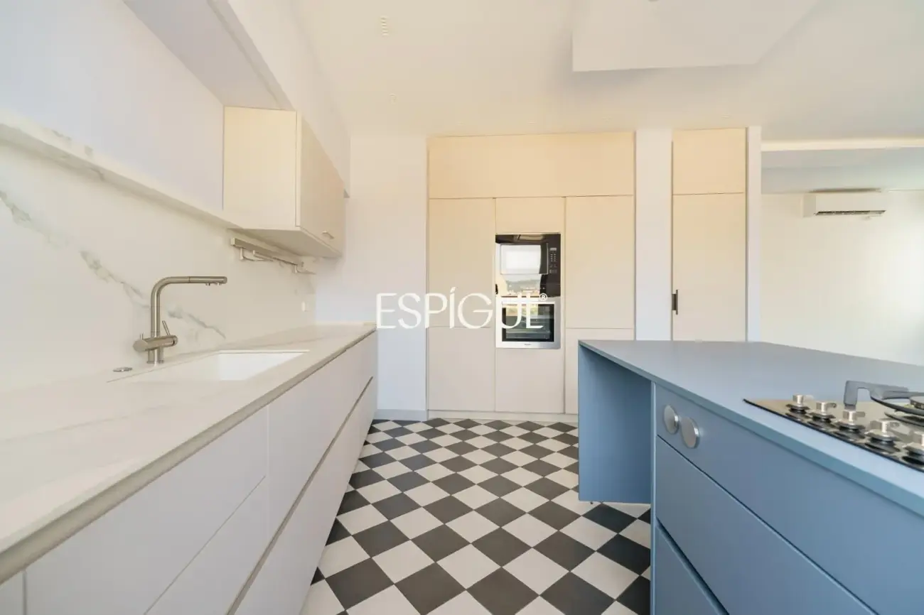 Renovated penthouse with private terrace and sea views in the heart of Barcelona