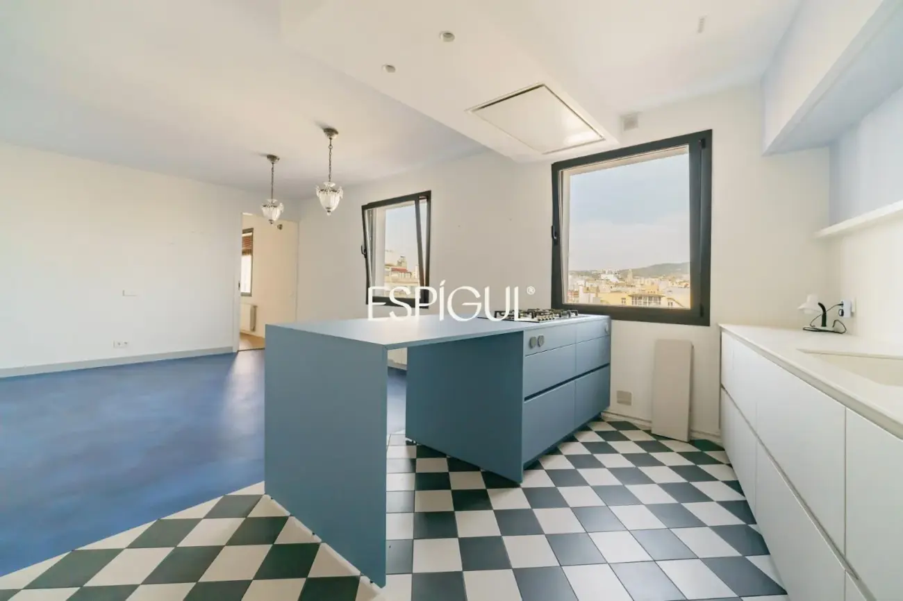 Renovated penthouse with private terrace and sea views in the heart of Barcelona