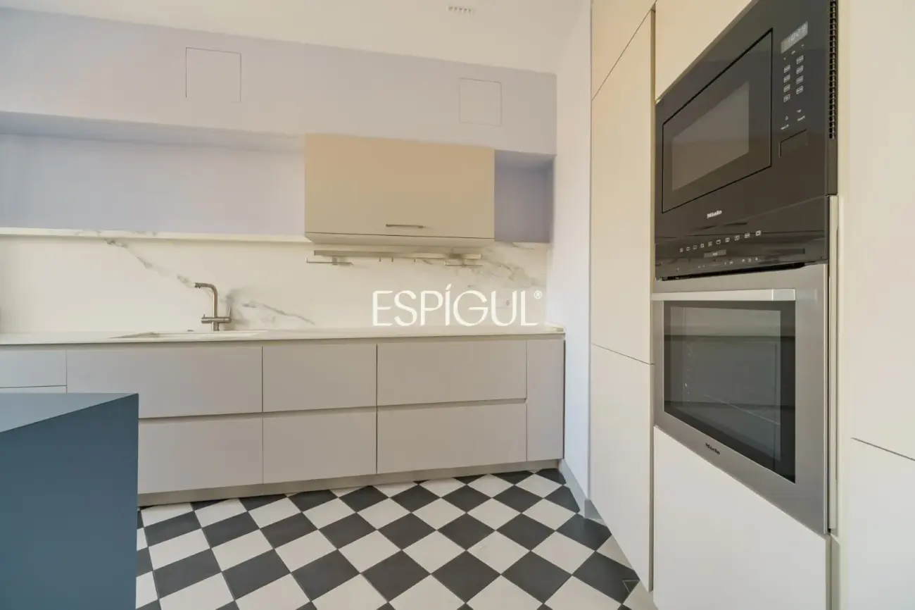 Renovated penthouse with private terrace and sea views in the heart of Barcelona