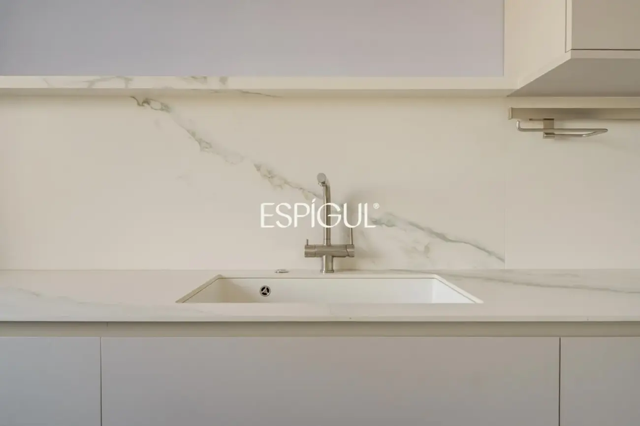 Renovated penthouse with private terrace and sea views in the heart of Barcelona